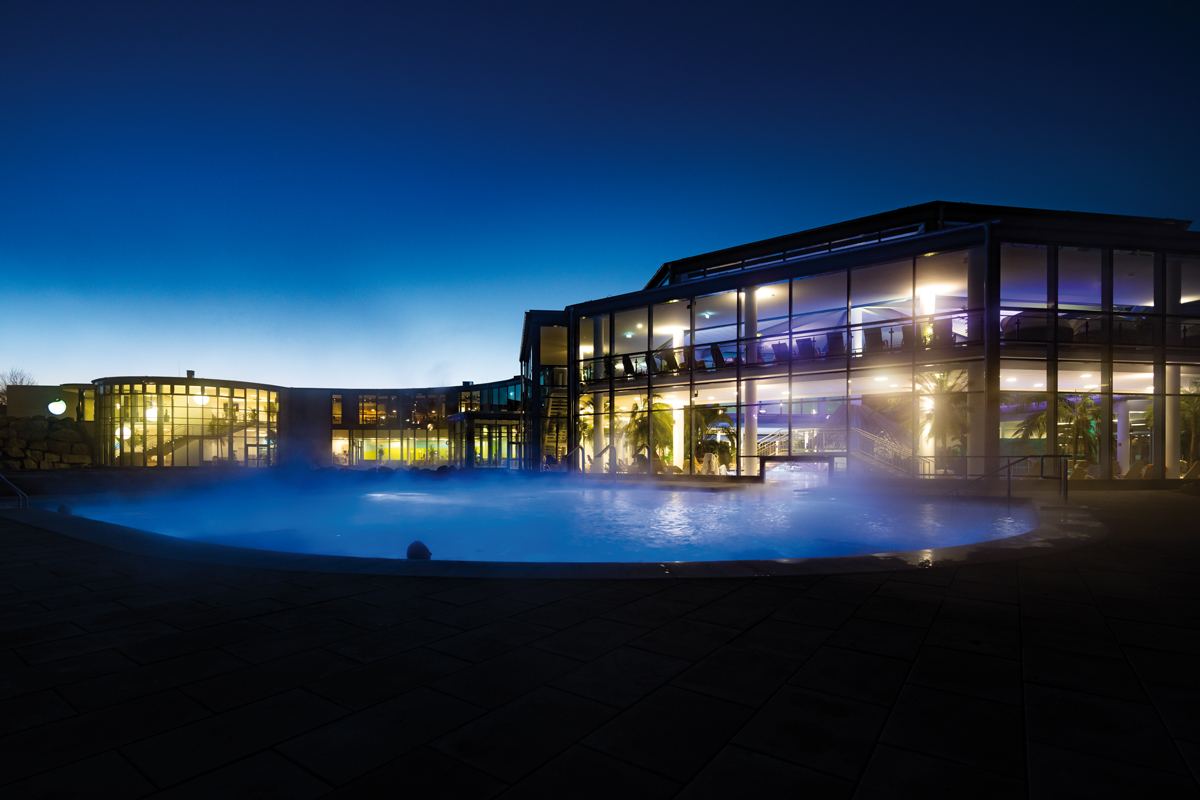Outdoor pool Siebenquell GesundZeitResort at night