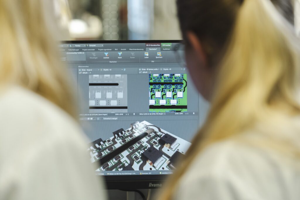 Elektronische Baugruppe bei AOI-Prüfung
