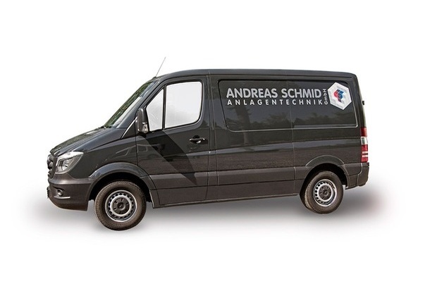 Service-Fahrzeug vor Ort