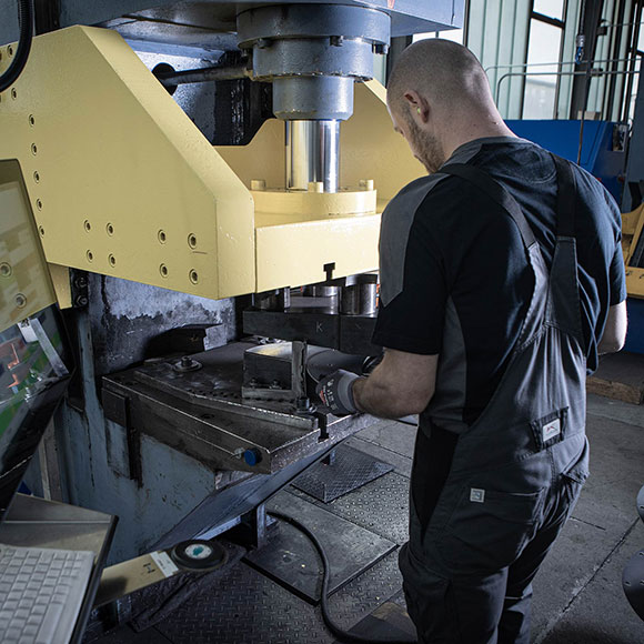 Arbeiten an der Hydraulikpresse