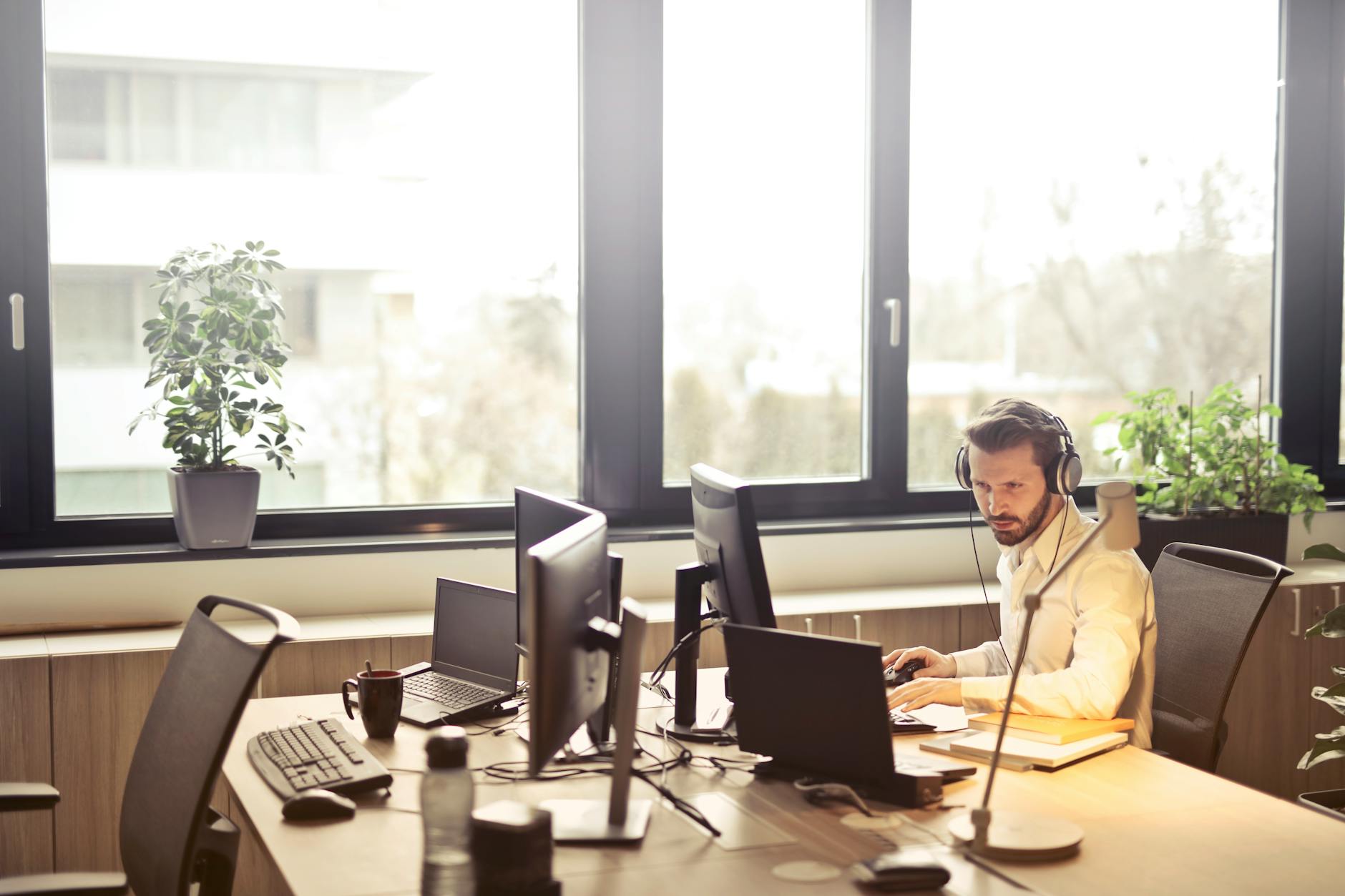 Techniker überwacht Anlagendaten am Monitor