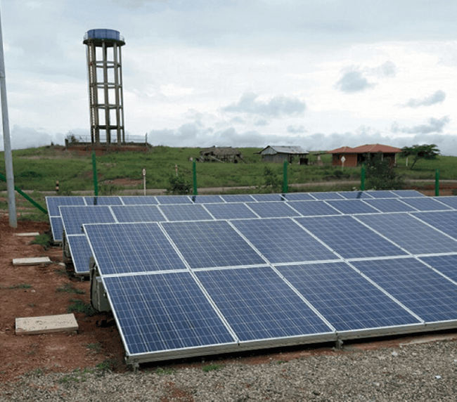 PV-Anlage und Wasserturm, Offgrid-Wasserpumpe in Kolumbien