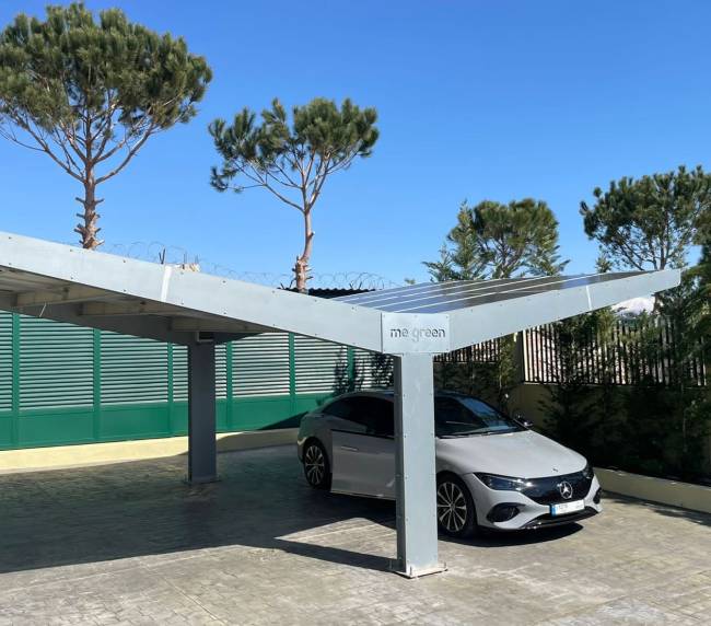 Solar-Carport mit Elektroauto