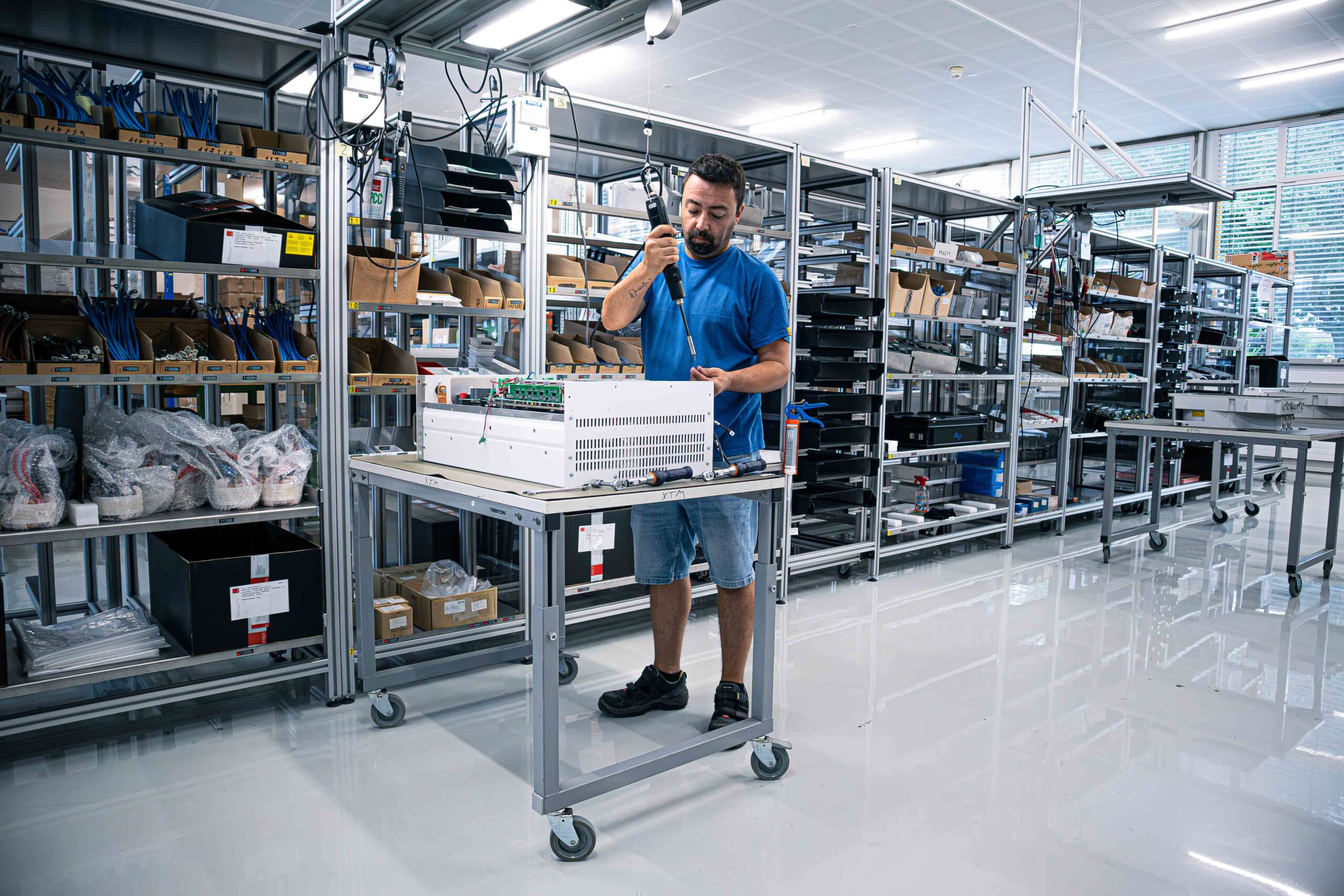 Next3-Rack-Produktionslinie in der Schweiz