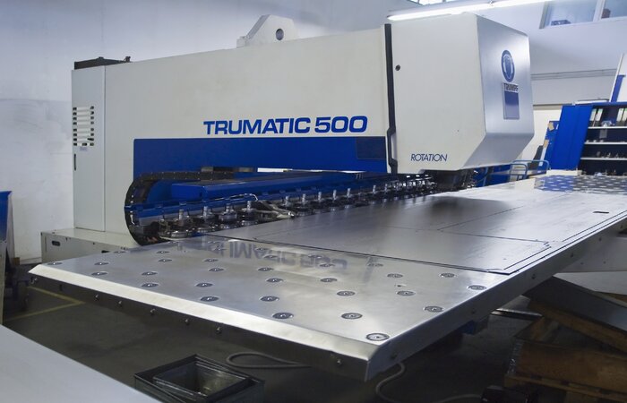 CNC-Stanzmaschine Trumatic 500 (Trumpf) im Stanzbetrieb