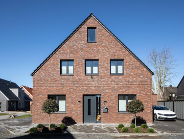 Haus mit rötlicher Klinkerfassade von Klinkerwerk Iking