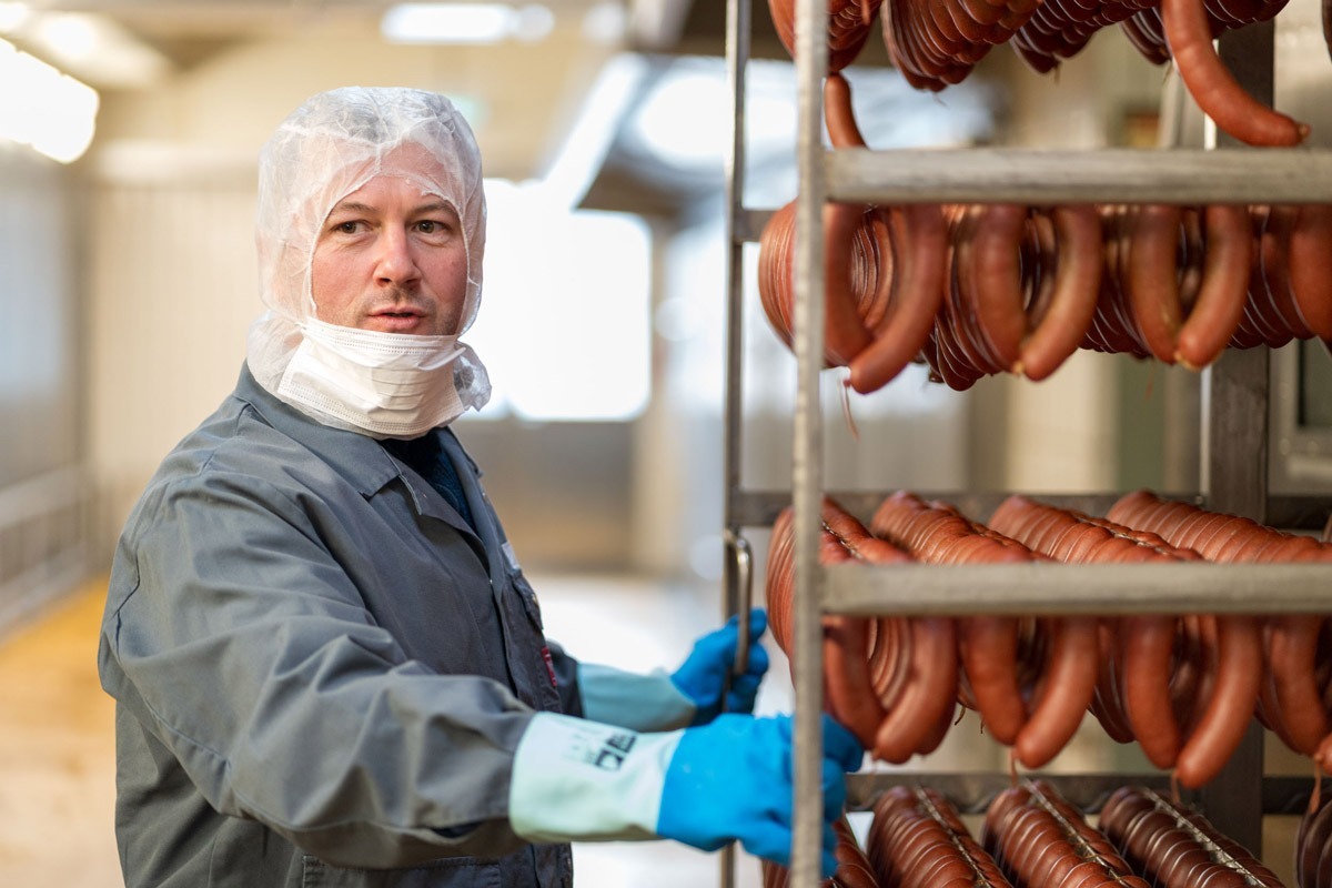 Mitarbeiter in der Wurstproduktion