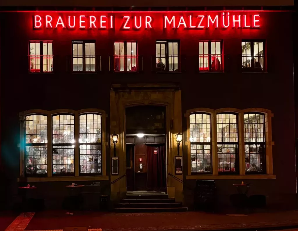 Außenansicht des Brauhauses am Heumarkt bei Nacht