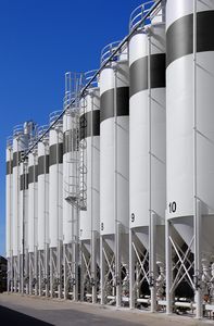 Silos an der Werkshalle in Großdubrau