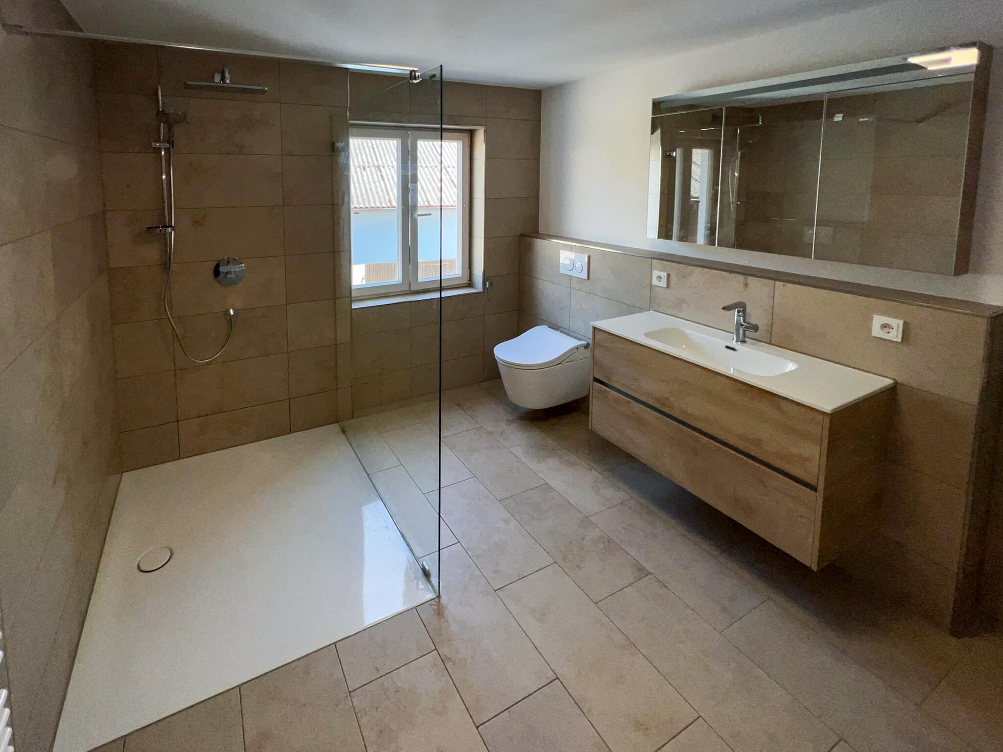 Komplettbad mit Badewanne, Regendusche und Dusch-WC