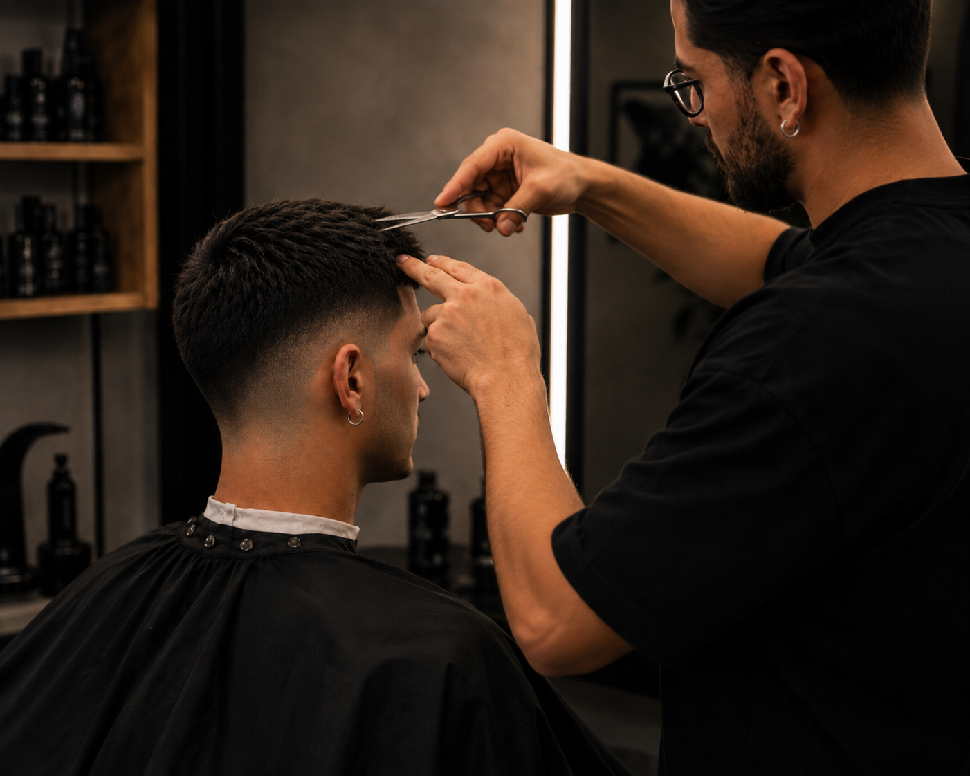 Barber schneidet das Deckhaar