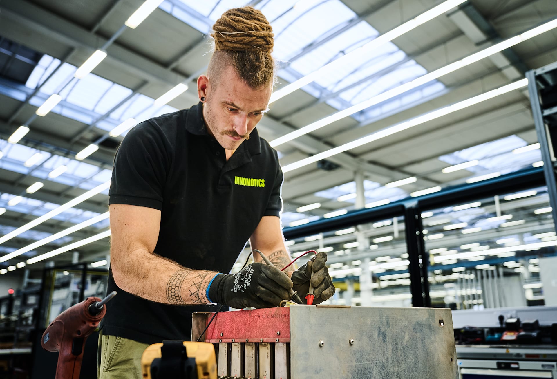 Aufarbeitung eines Umrichters in der ReFresh-Werkstatt