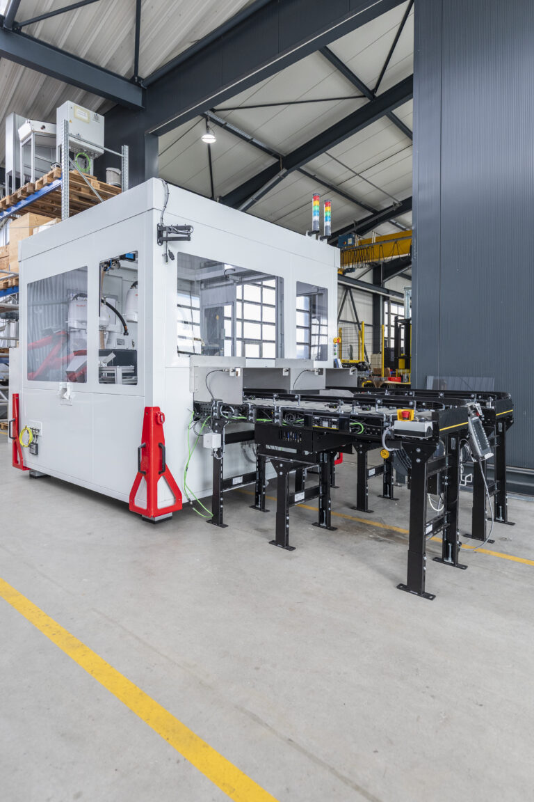 Fördertechnik, an eine Roboterzelle angebunden