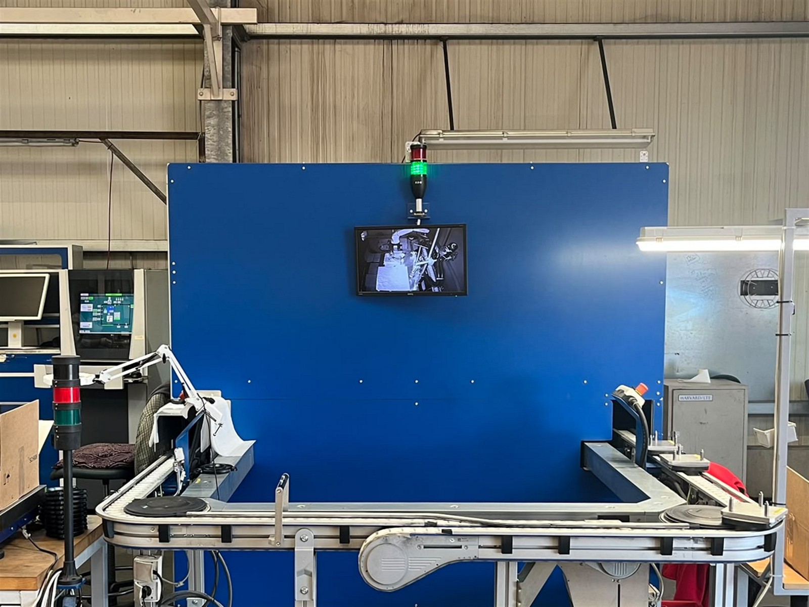 Roboterunterstützte Arbeitsstation mit Fördertechnik