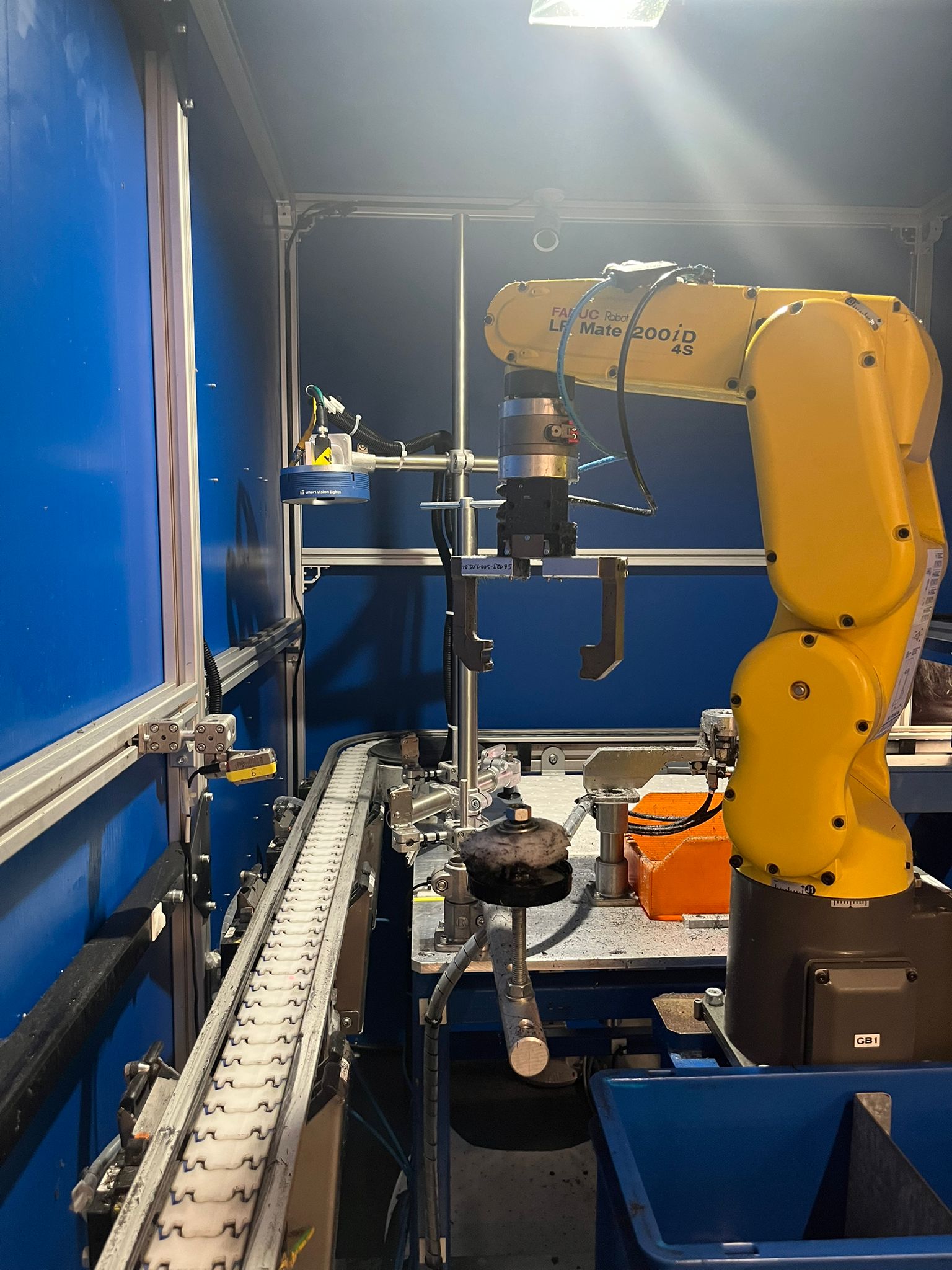 Automatisierter Roboterarm in der Fertigung