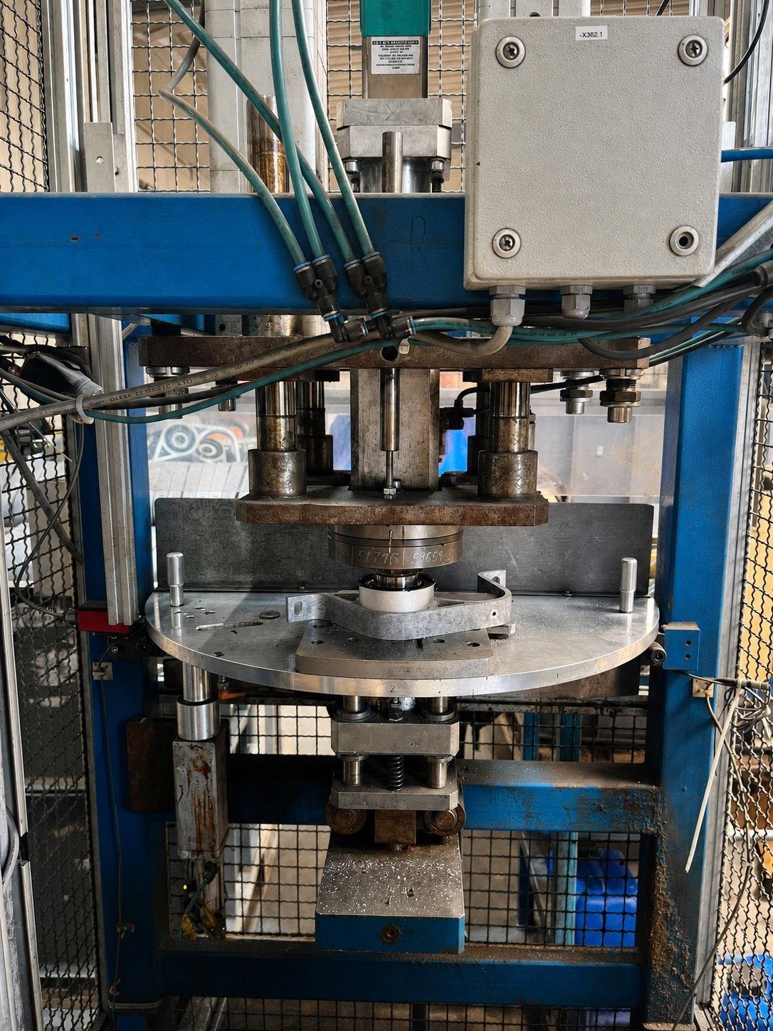 Industrielle Presse mit Werkzeugaufnahme für Stanz- und Umformtechnik
