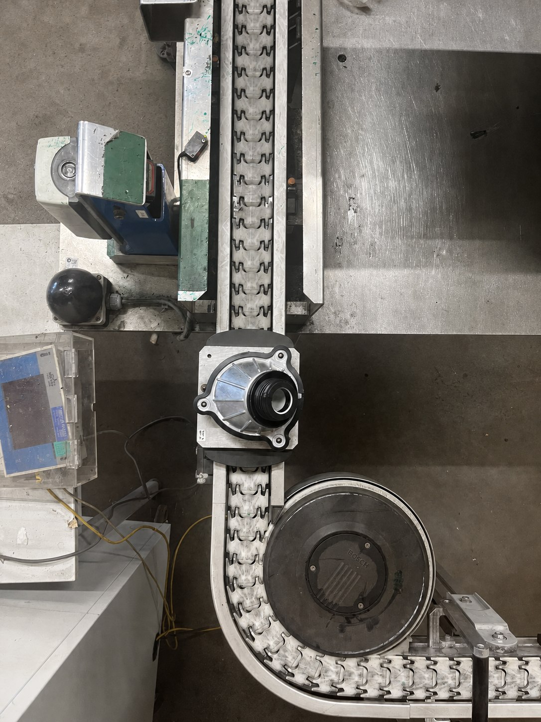 Automatisierte Förderanlage im Fertigungsprozess