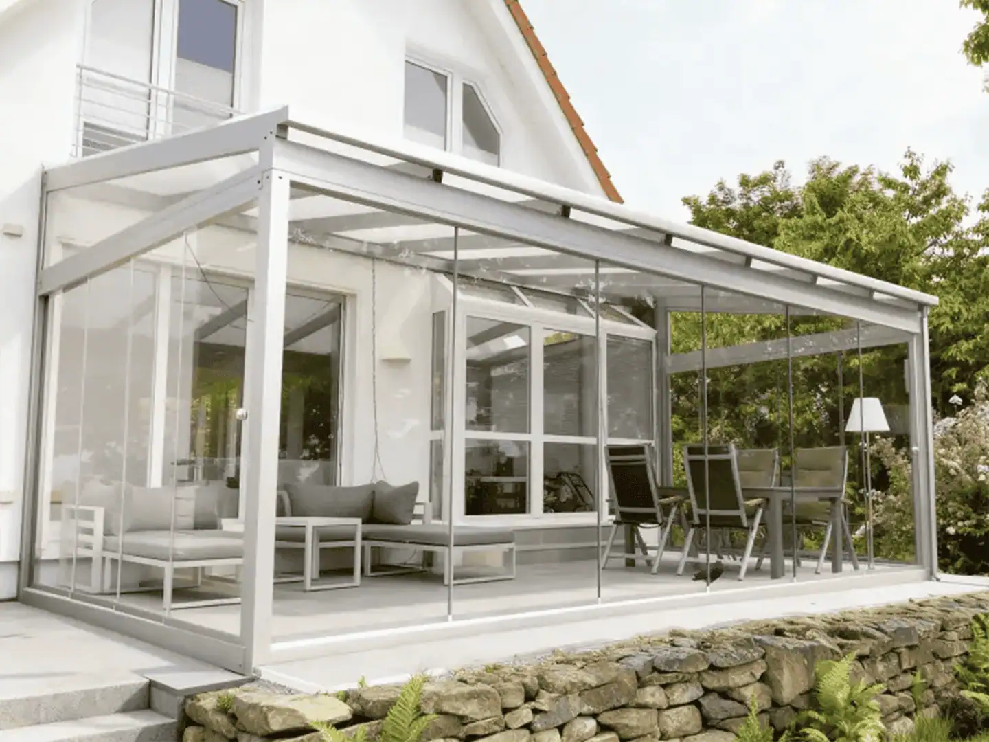 Terrassenüberdachung aus Aluminium mit Stegplatten