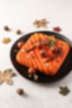 Halloween-Dessert verziert mit Herbstblättern und Kürbissen