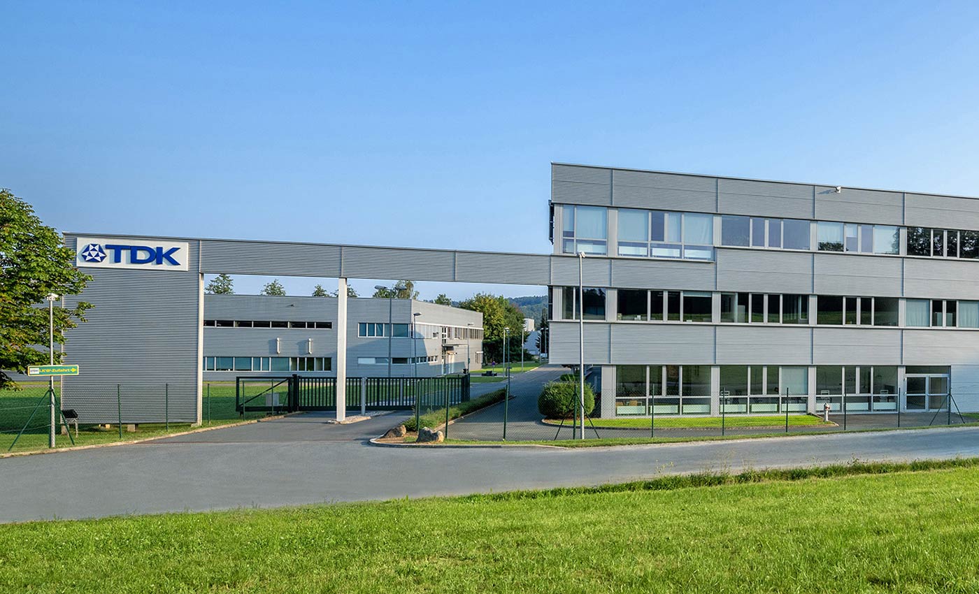 TDK Electronics, Produktionshallen & Maschinen Hook-up