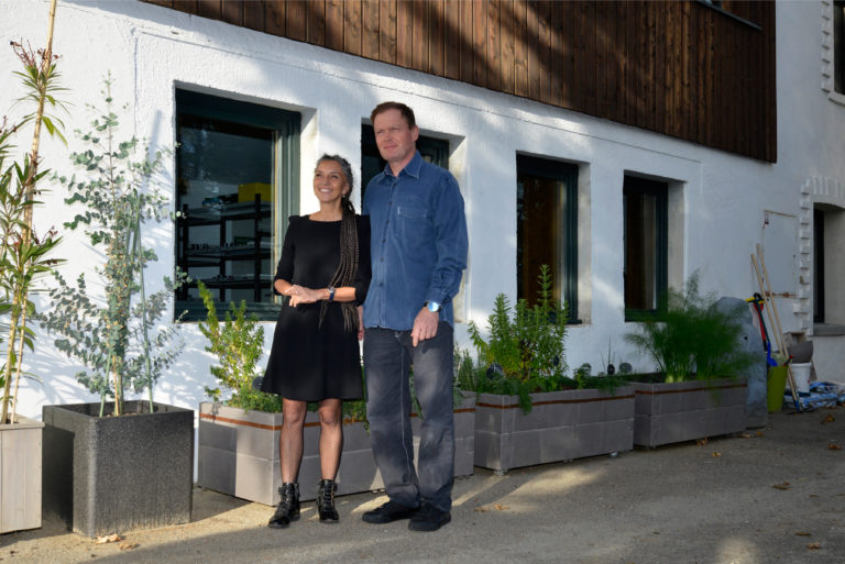 Sylvie Villa und Mark Miehlbradt am Eingang von Wire Art