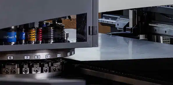 Stanzen und Nibbeln auf der CNC-Stanzmaschine