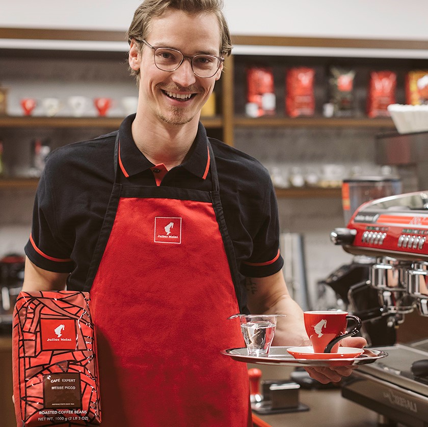 Barista bei der Zubereitung