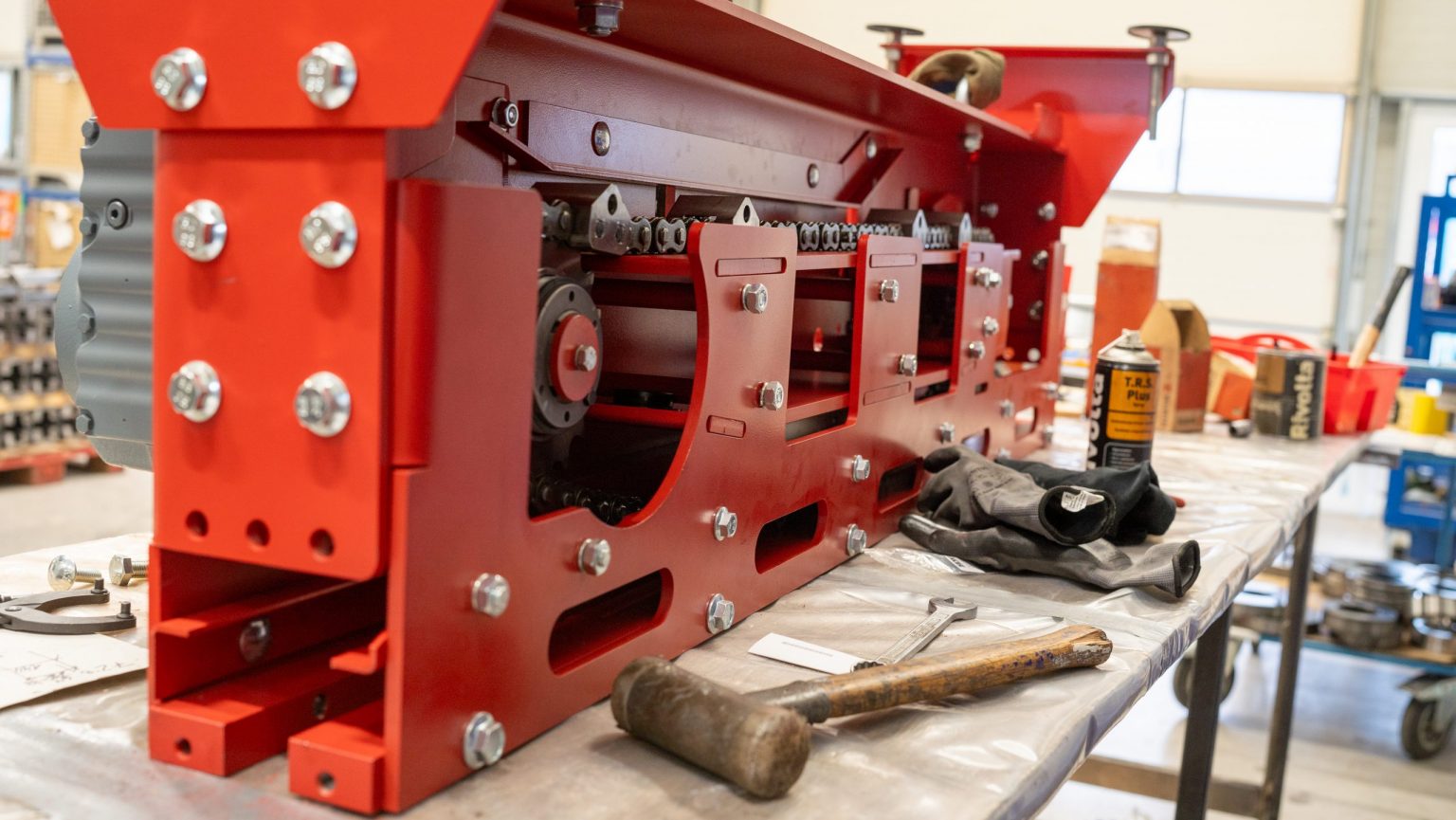 KTL-Anlage mit Vorbehandlung, Pulverkabine und Power & Free Fördersystem