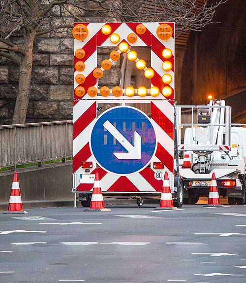 Verkehrsabsicherung mit Ampeln und Schildern