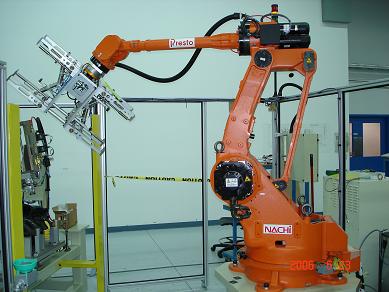 Roboter mit Doppelgreifer für Be- und Entladen