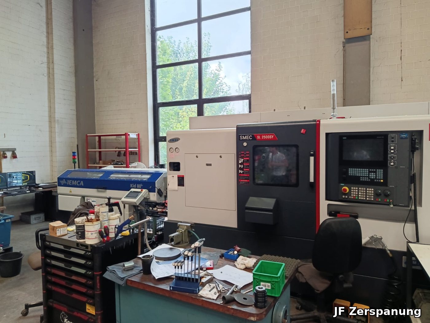 Dreh-Fräszentrum SMEC SL 2500SY mit Stangenlader IEMCA Kid 80⁺