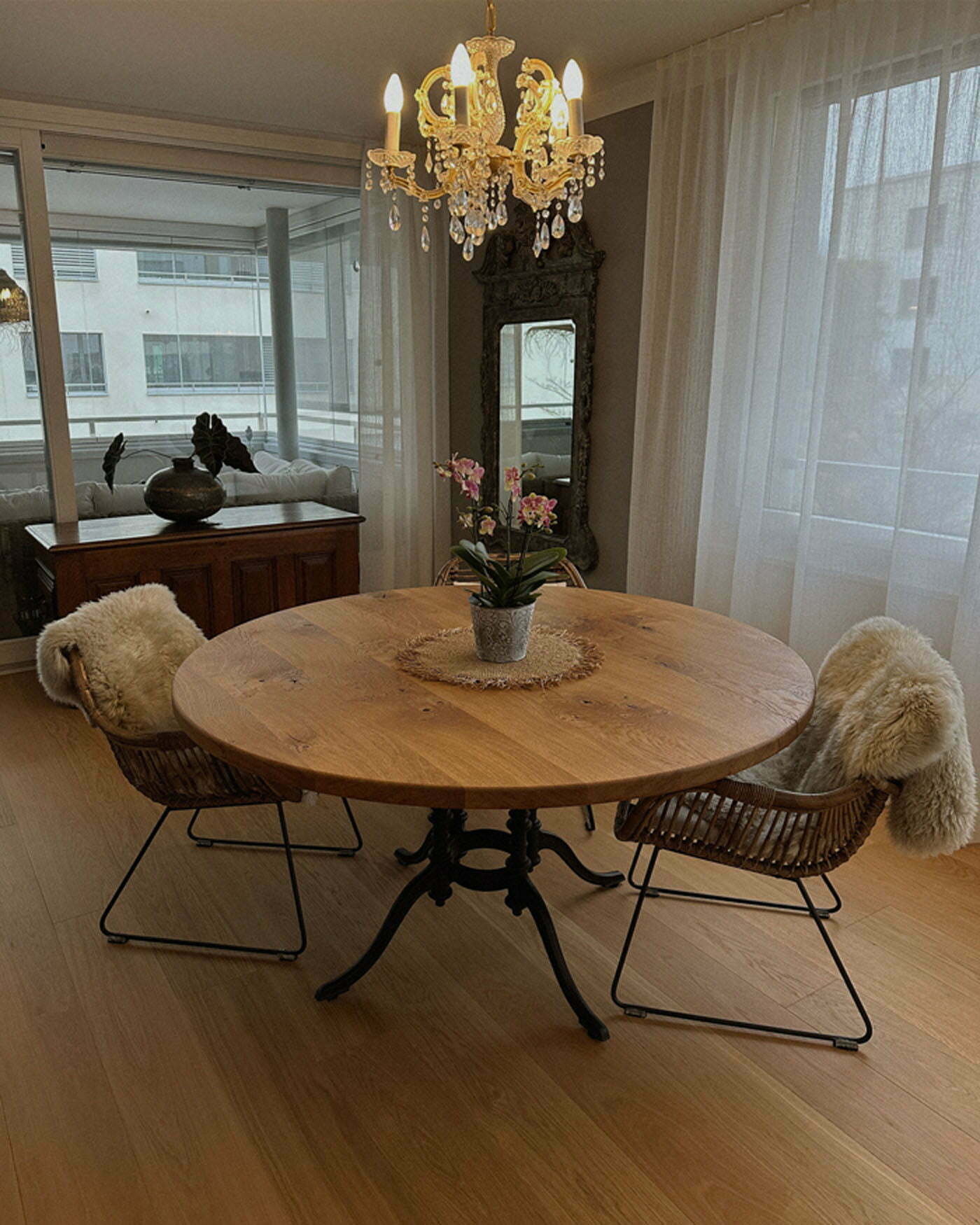 Massivholztisch im Wohnzimmer