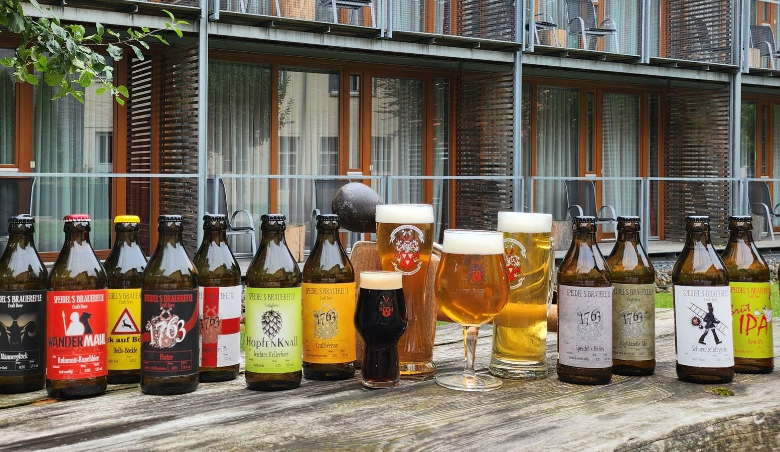 Hausgebraute Biere vor dem Hotel