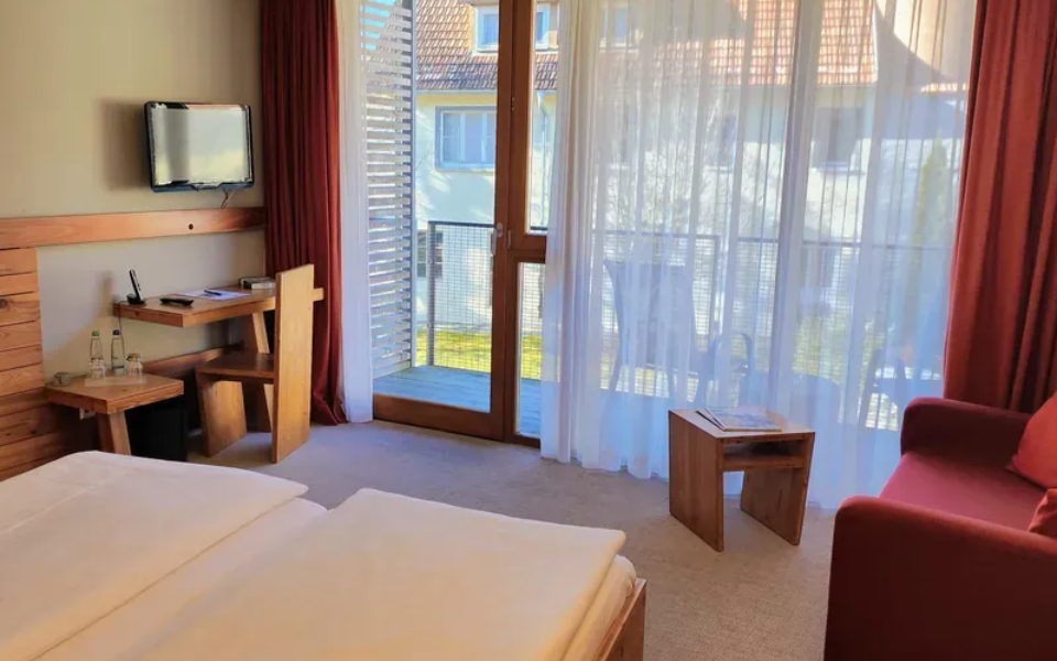 Hotelzimmer mit King-Size-Bett und Balkon