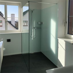 Badezimmer mit Glastüre