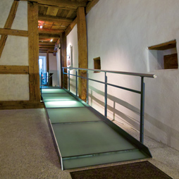 Glasboden auf Rampe