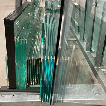 Verschiedene Gläser auf dem Glasbock