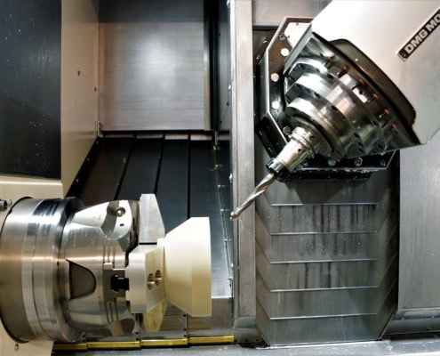 Innenansicht einer CNC-Drehmaschine mit eingespanntem Bauteil