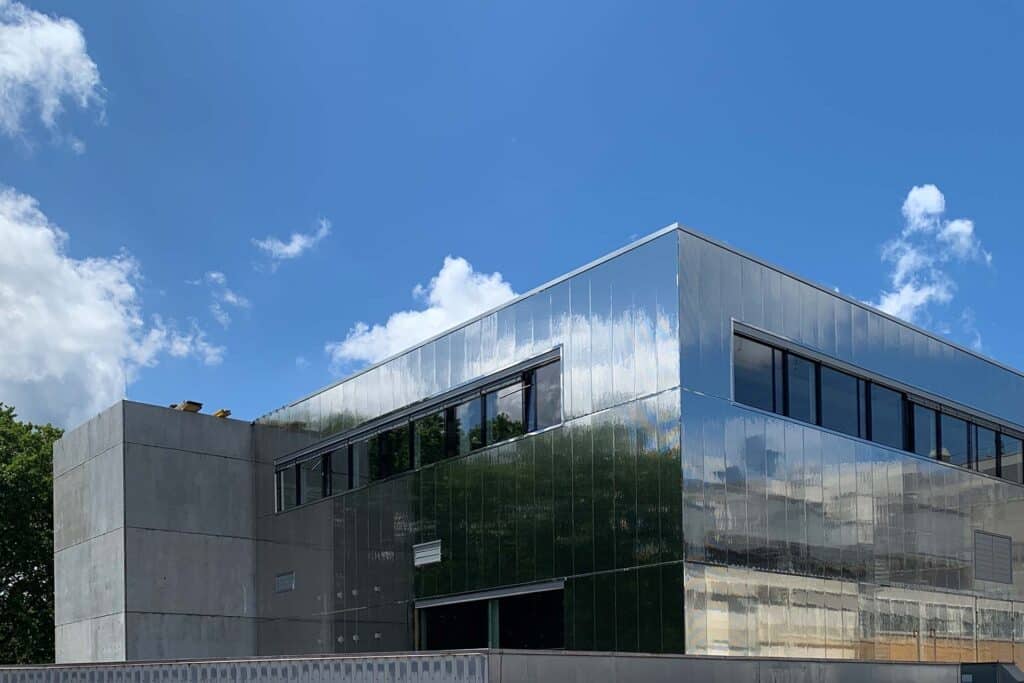 Fassade aus Edelstahl/Spiegel mit MF-Kern