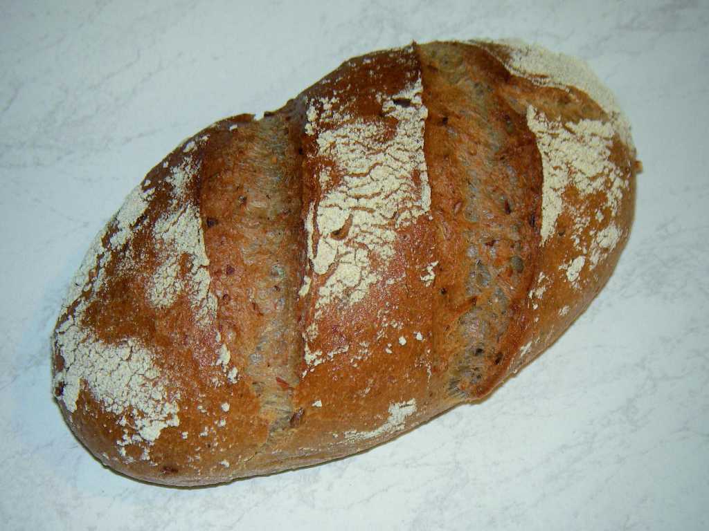 Brötchen mit Doppelschnitt (Kornspitz)