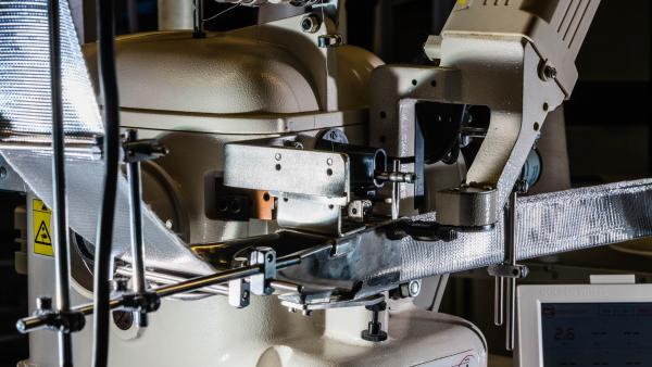 Prototyp einer Nähmaschine bei der Stoffbearbeitung