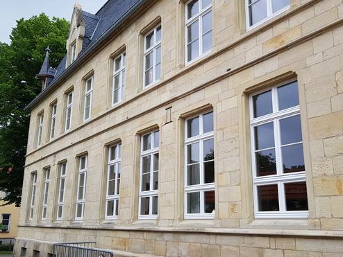 Holzfenster in einer Grundschule mit Denkmalschutz