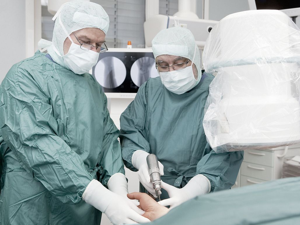 Antriebssysteme für chirurgische Instrumente