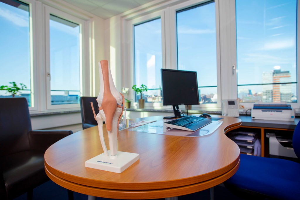 Behandlungszimmer mit Blick auf die Kieler Förde