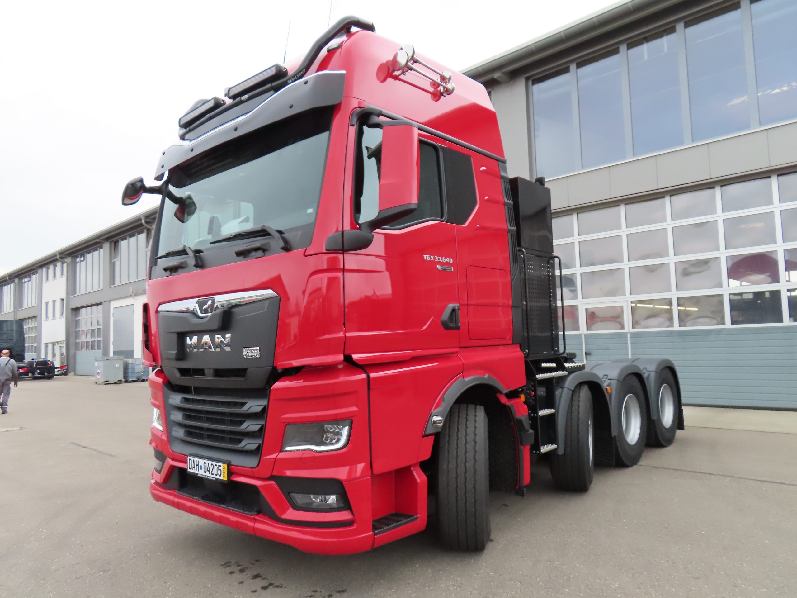 Lkw mit angetrieben gelenkter Hinterachse