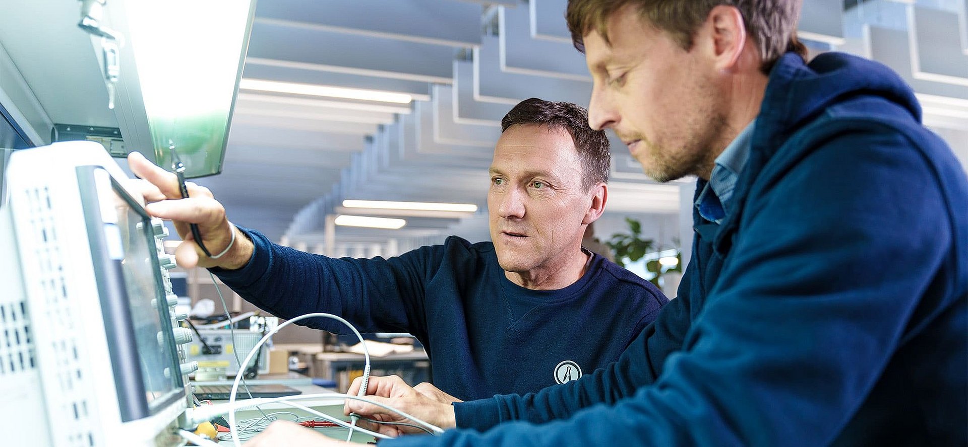 Mitarbeitende mit elektronischem Messwerkzeug