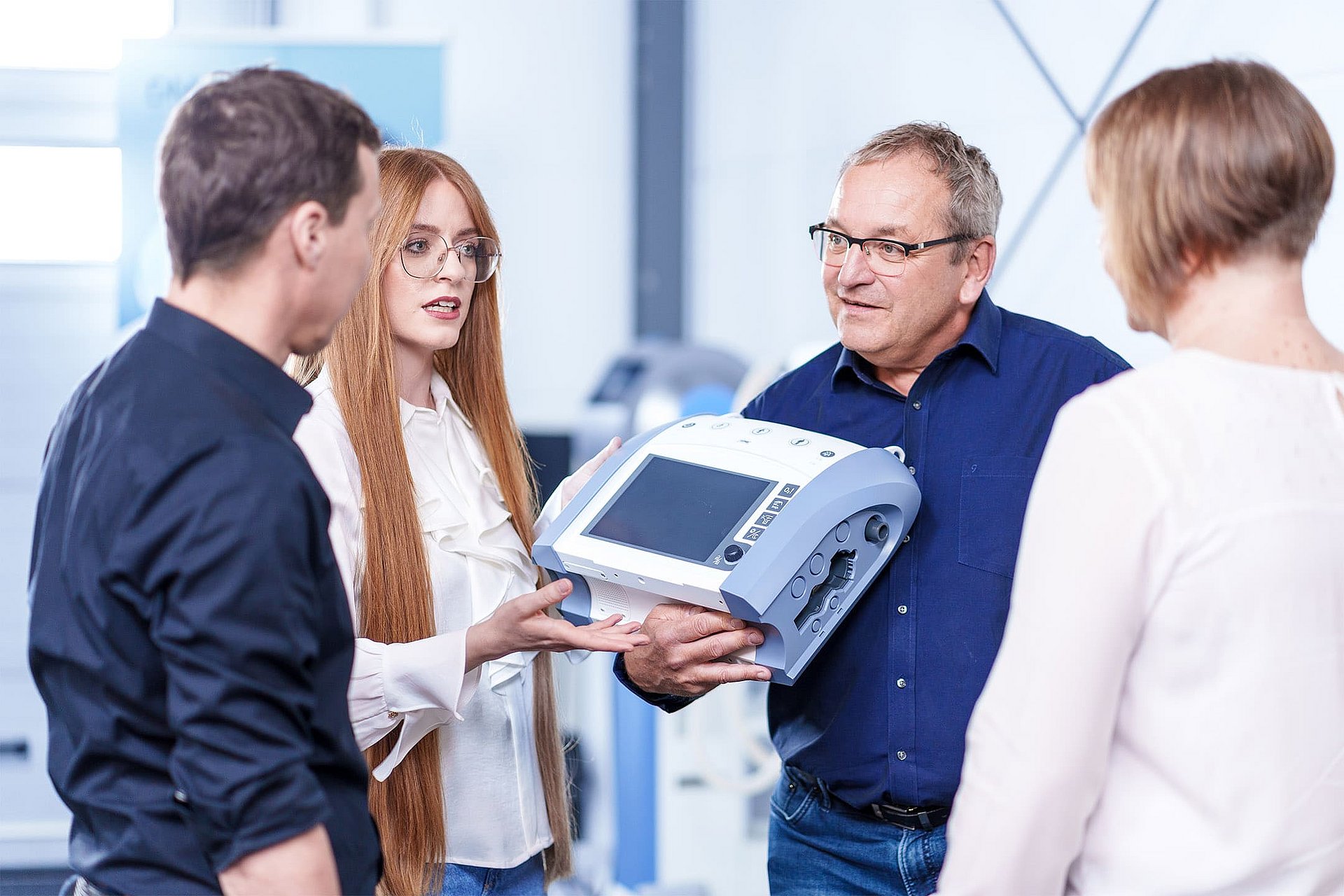 Team bespricht ein medizinisches Gerät