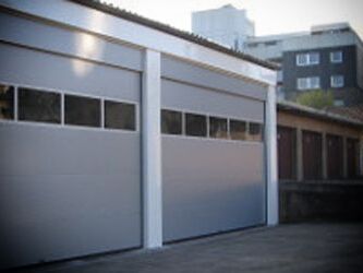 Sektionaltoranlage mit pulverbeschichteter Aluminiumverkleidung
