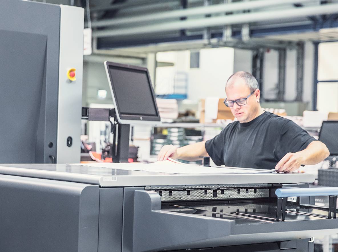 Bogen aus dem Digitaldruck in der Kontrolle
