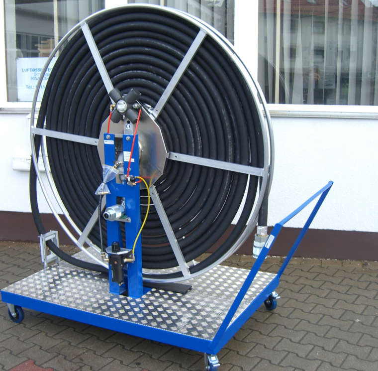 Pneumatically controlled hose reel